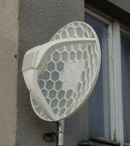 internet LTE w firmie – antena MikroTik LHGG LTE6 zamontowana na elewacji budynku
